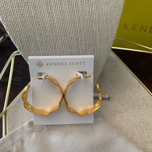 Kendra Scott Holland Hoop Earrings in Gold - New